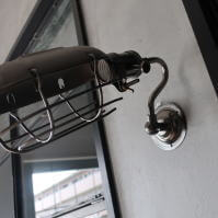 インダストリアルな雰囲気がかっこいいガード付の壁付けライト