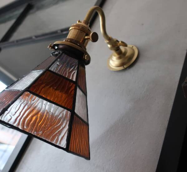 ステンドガラスの色と模様が美しい　可動式ステンドグラスランプブラケットライト