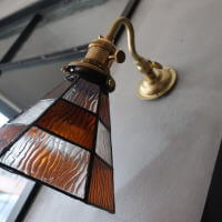 ステンドガラスの色と模様が美しい　可動式ステンドグラスランプブラケットライト