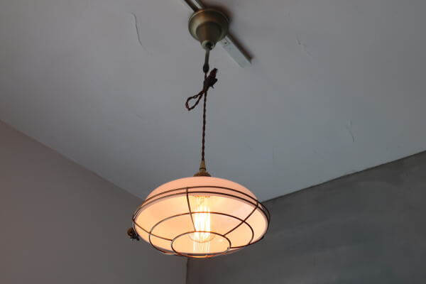 ガラスシェードとメタルガードの組み合わせがお洒落な　ミルクガラスペンダントライト