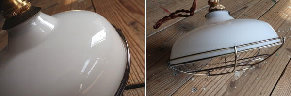 ガラスシェードとメタルガードの組み合わせがお洒落な　ミルクガラスペンダントライト