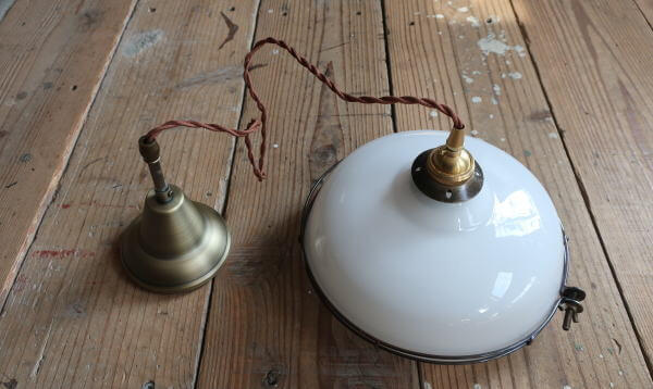 ガラスシェードとメタルガードの組み合わせがお洒落な　ミルクガラスペンダントライト