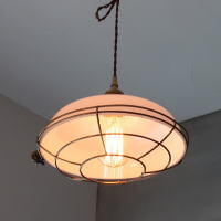 ガラスシェードとメタルガードの組み合わせがお洒落なミルクガラスペンダントライト