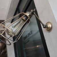 アンティーク風な風合いが魅力の　メタルガード付きブラケットライト 照明の販売