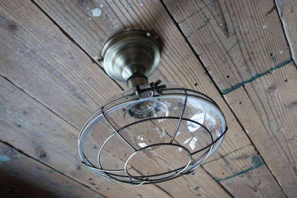 ガード付きガラスシェードの　直付け天井付けライトの販売