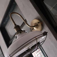 ガラスシェードとメタルガードの組み合わせがお洒落な　ミルクガラスブラケットライト