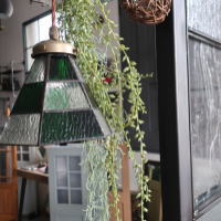 深いグリーンが魅力的なステンドグラス照明