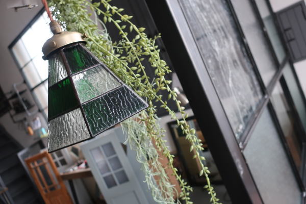 観葉植物とも似合う深いグリーンのステンドライト