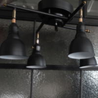 シンプルだけどメンズライクな4灯照明