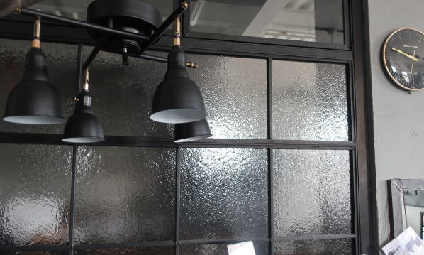 リビングで使いたいメンズライクな4灯照明