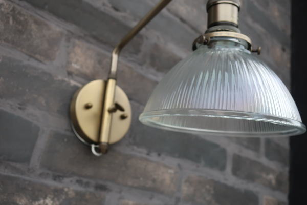 ストライプガラスが魅力的なガラス壁付けライト