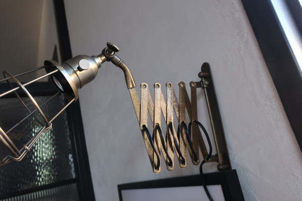 クラシカルなアームコードライト