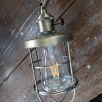 インダストリアルなスポット照明