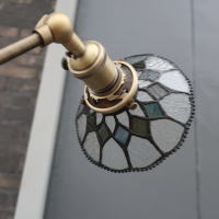 ステンドグラスが魅力的なアンティーク風な灯