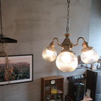 3灯ガラスがおしゃれなリビング照明