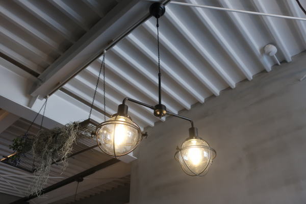 インダストリアルな2灯ライト