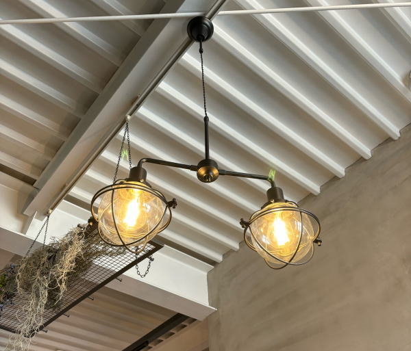 インダストリアルな2灯ライト