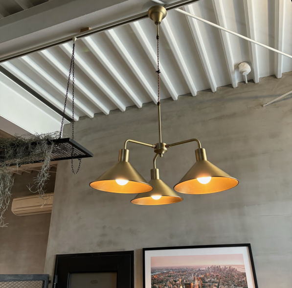 ゴールドカラーがおしゃれな3灯ライト