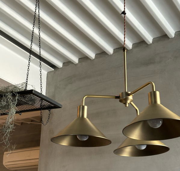 ゴールドカラーがおしゃれな3灯ライト