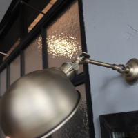 出幅の少なさが機能的な可能式照明器具