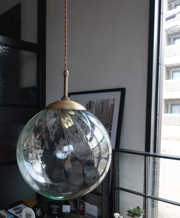 渦巻き模様が美しいガラスペンダントライトの照明イメージ 