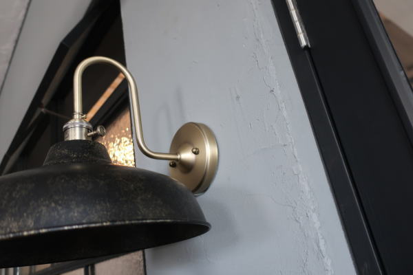 アンティーク風な壁付け照明