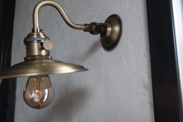 ゴールドカラーがオシャレな壁付けライト