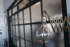 伸縮自在のアームライト