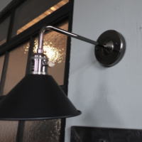 メンズライクなブラックブラケットライト