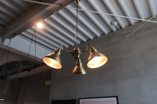 アンティークゴールドの3灯シーリングライト カップ付き