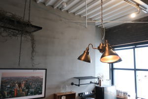 無骨な空間に映える3灯タイプの天井照明