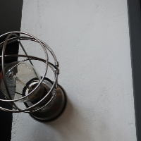 メタルガード付きの壁付けライト