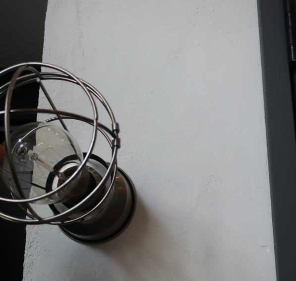 カフェ風インテリアに合うアイアン製ガードライト,壁面取り付けタイプ