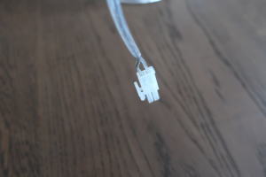 ヴィンテージ感漂う壁面取り付け型のガラス照明