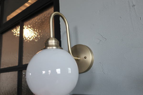 ミルクガラスのシェードが印象的な壁付けライト jrb227