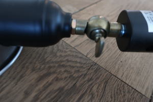 点灯時の雰囲気ある照明の光｜玄関やショップにぴったりなダクトレールスポットライト