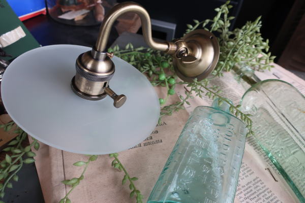 ホワイトガラスブラケットライト jrb235（真鍮カラー×すりガラスの壁付け照明）