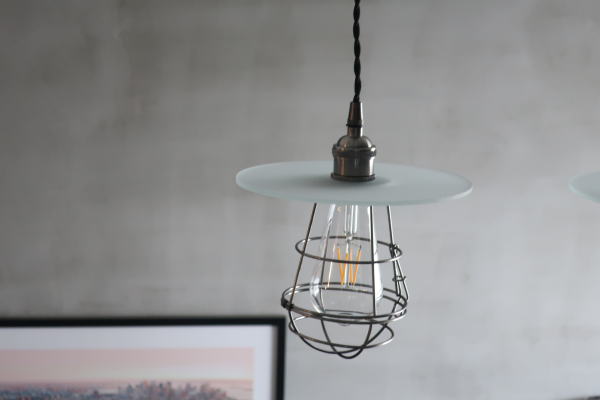 ホワイトガラスガードペンダントライト jrb236 （インダストリアル×清潔感のデザイン）