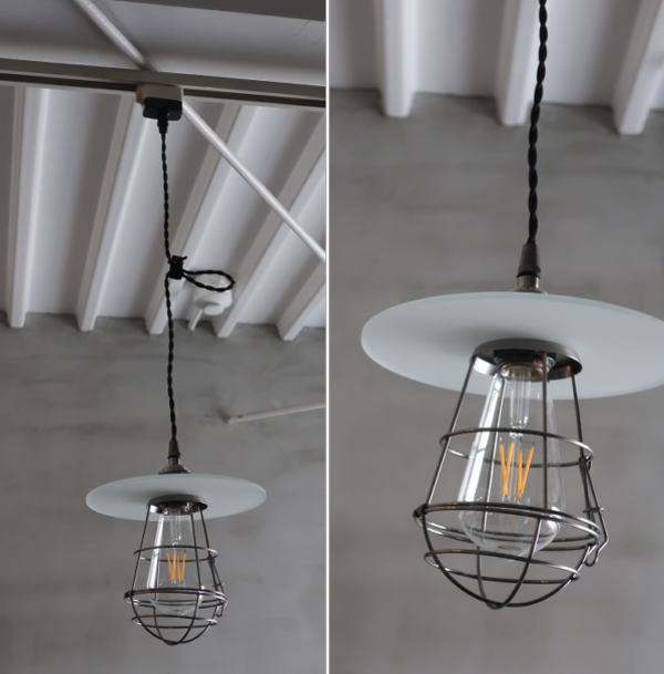 ねじりブラックコードが雰囲気を高めるペンダントライト