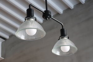 インダストリアルテイストに合う2灯ガラス照明 おしゃれな空間演出