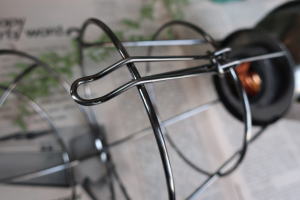 電球を見せるデザインの直付照明 無骨な金属シーリングライト