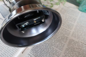 インダストリアル空間に似合うメタル製天井照明