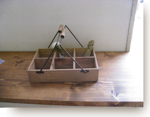 ハンドル付きのシャビーなコンテナボックス