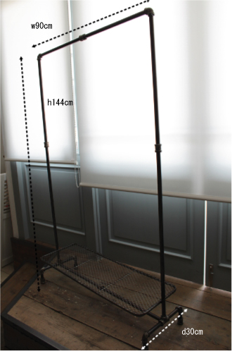 オシャレに服を掛けるインテリア