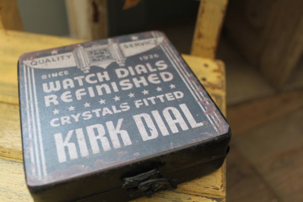 ディスプレイにおしゃれなアイアンボックス