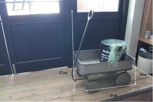 ジャンクな風合いと車輪がかわいいケース