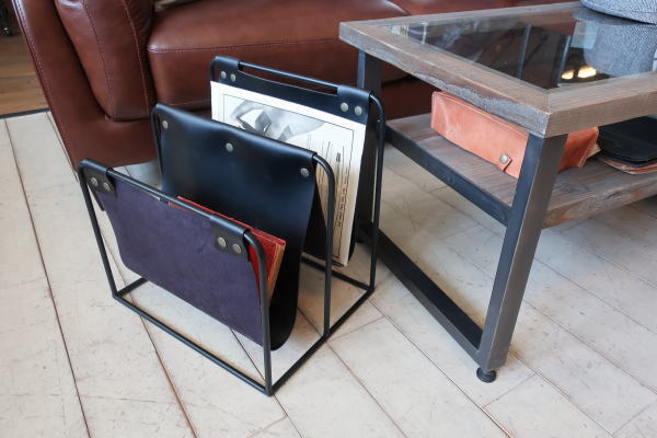 レザーとスチール素材のお洒落なマガジンラック
