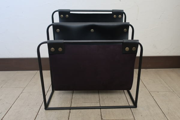 レザーとスチール素材のお洒落なマガジンラック