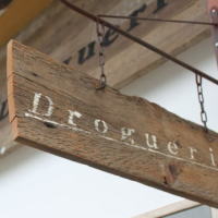 オーダー製作可能な アイアン・木材の吊り下げサインプレート