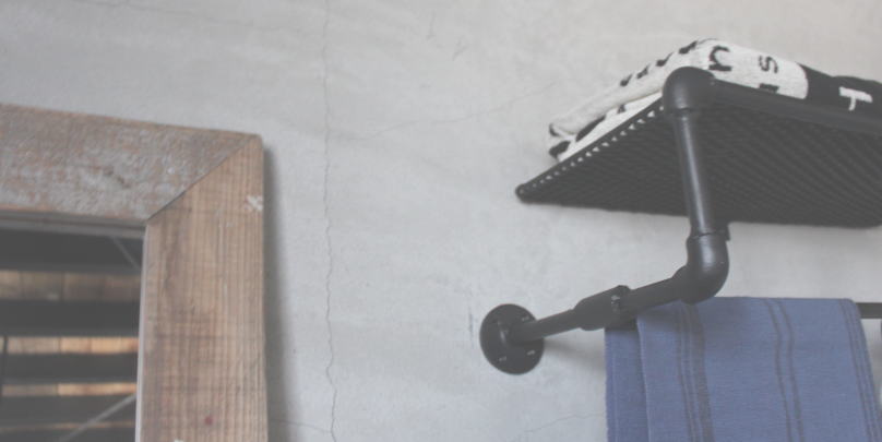 配管デザインのタオルラック